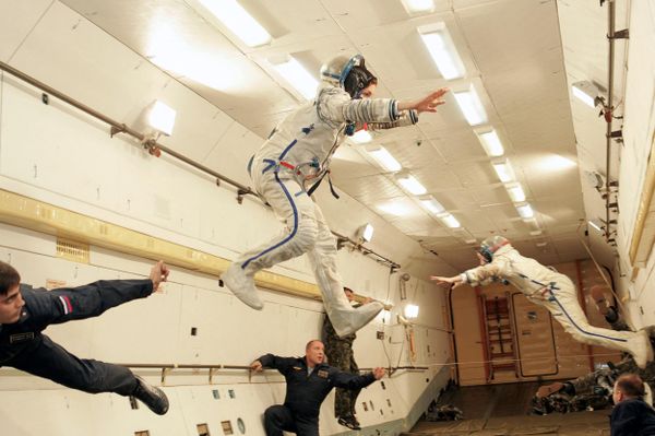 Космические туристы Daisuke Enomoto и Anousheh Ansari во время тренировки в невесомости в Звездном городке. - Sputnik Азербайджан