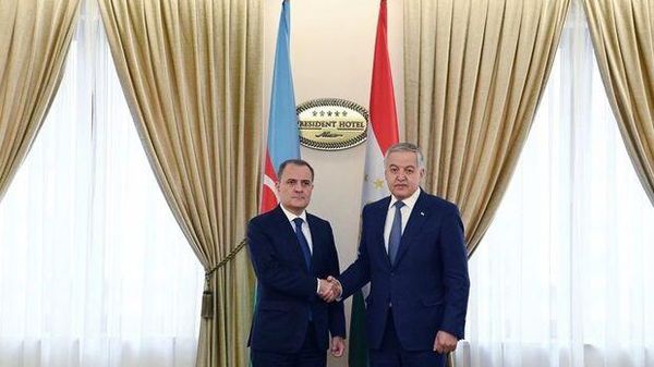 Министр иностранных дел Азербайджана Джейхун Байрамов провел встречу со 
своим коллегой из Таджикистана Сироджиддином Мухриддином. - Sputnik Азербайджан