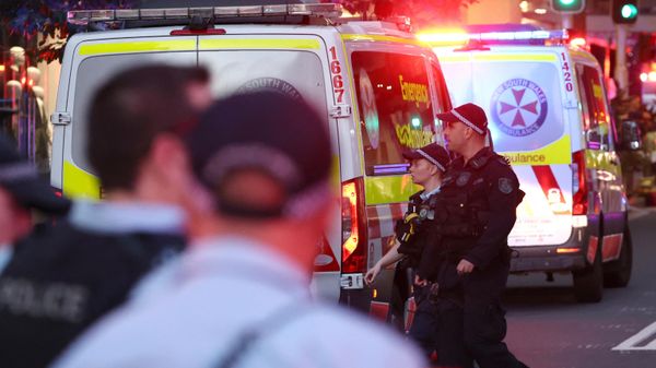 Полиция возле торгового центра Westfield Bondi Junction в Сиднее - Sputnik Азербайджан
