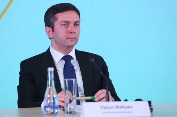 Главный переговорщик COP29, заместитель министра иностранных дел Азербайджана Ялчин Рафиев на первой пресс-конференции в штаб-квартире COP29. - Sputnik Азербайджан