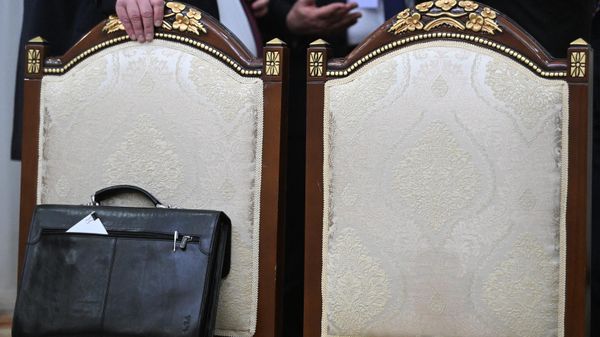  Участники проходят рядом со стендом с символикой Евразийского экономического форума - Sputnik Азербайджан