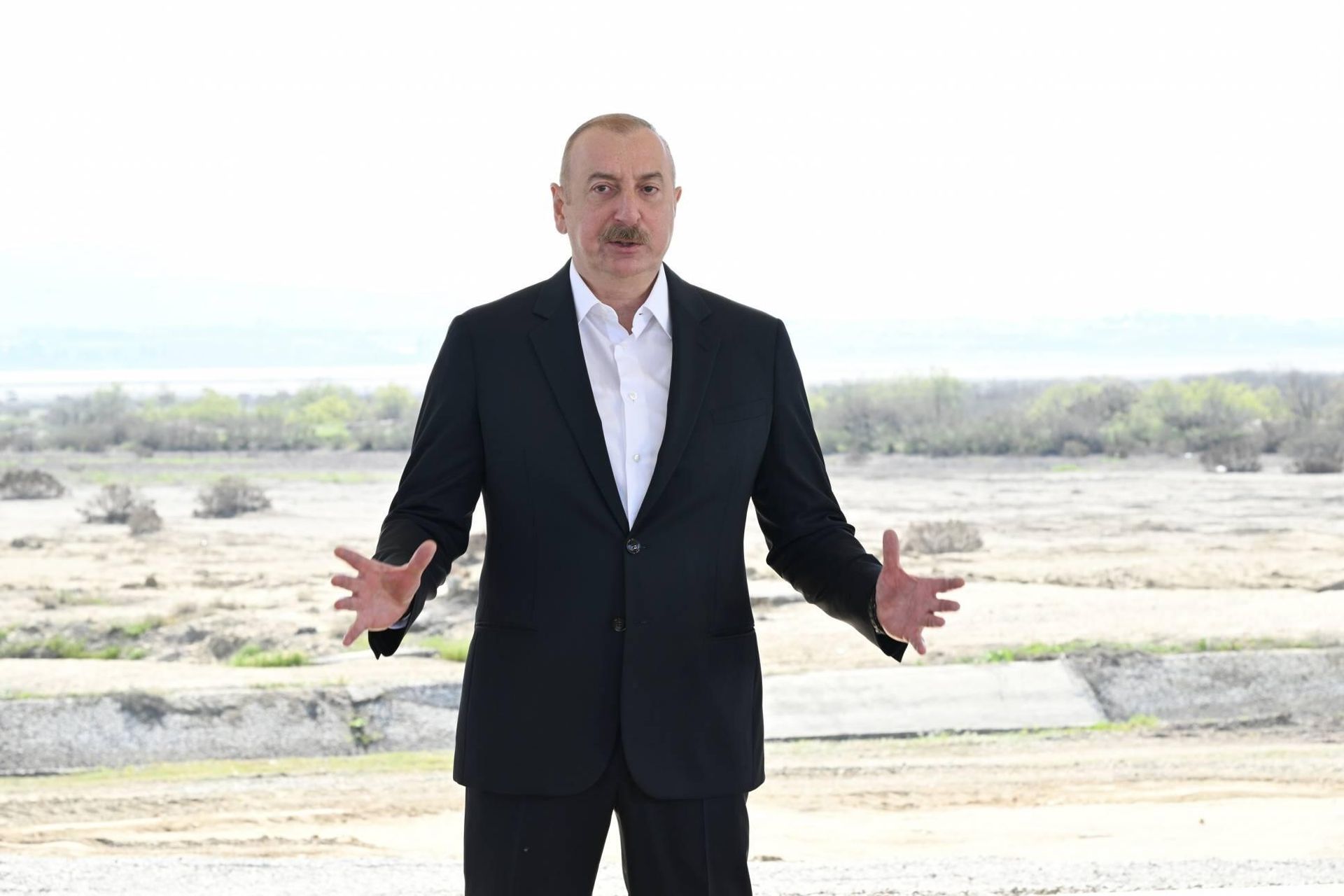 İlham Əliyev Hacıqabul rayonunda Şirvan suvarma kanalının təməlini qoyub - Sputnik Азербайджан, 1920, 16.04.2024