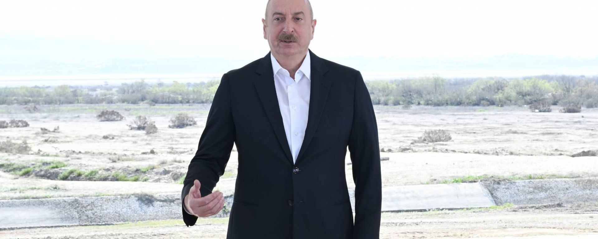 İlham Əliyev Hacıqabul rayonunda Şirvan suvarma kanalının təməlini qoyub - Sputnik Азербайджан, 1920, 16.04.2024