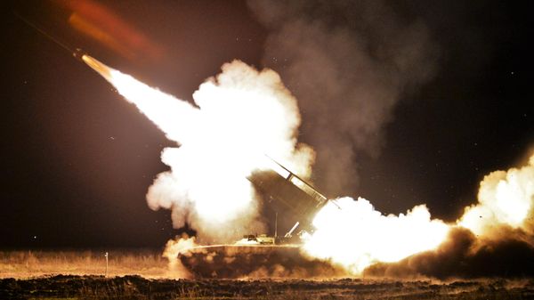 Боевой расчет тяжелой огнеметной системы Солнцепек на одном из полигонов Минобороны РФ - Sputnik Азербайджан