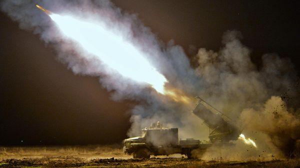 Боевой расчет тяжелой огнеметной системы Тосочка на полигоне Минобороны РФ - Sputnik Азербайджан