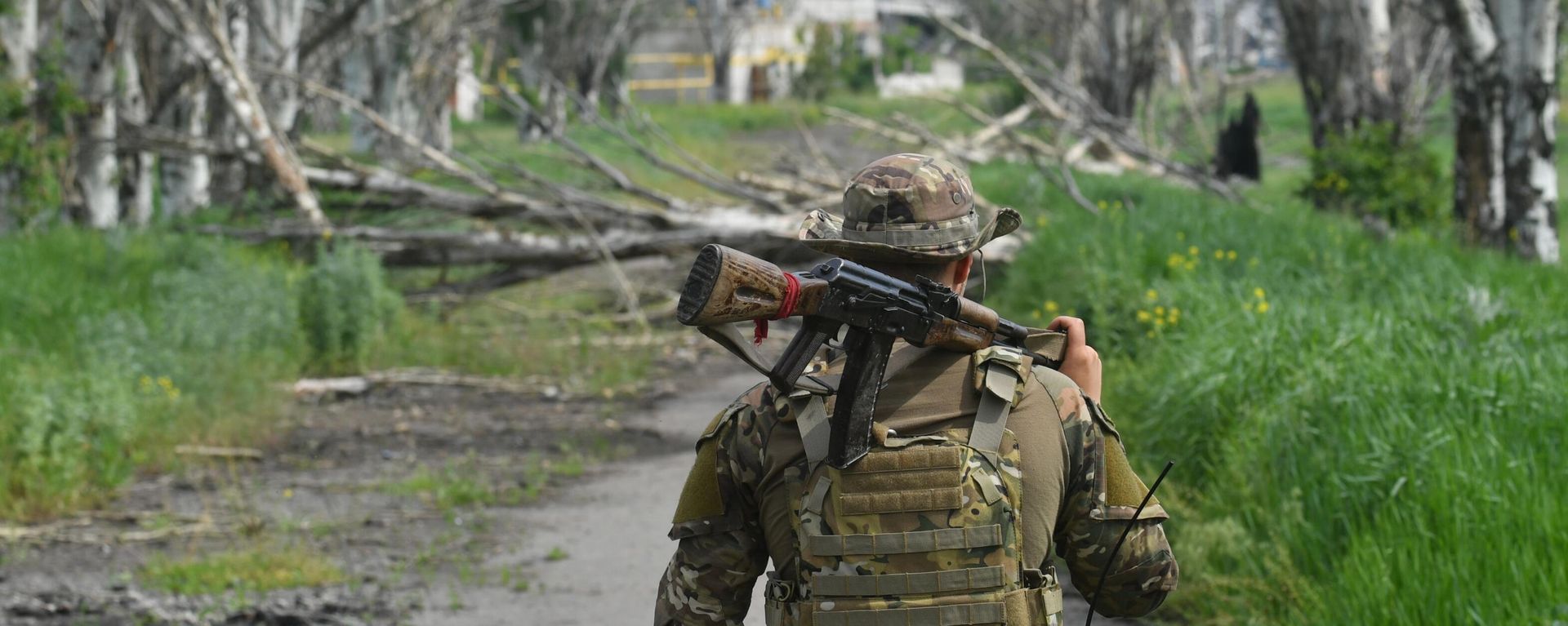 Российский военнослужащий в селе у линии соприкосновения на Артемовском направлении - Sputnik Азербайджан, 1920, 25.07.2024
