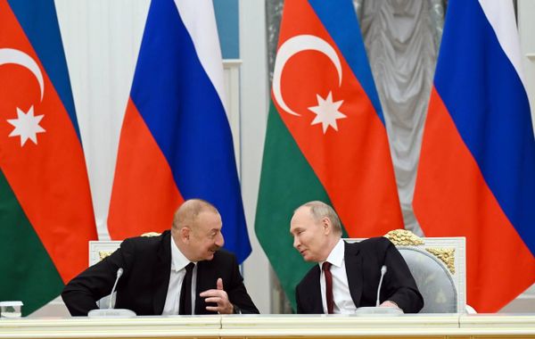 Президент РФ Владимир Путин и президент Азербайджана Ильхам Алиев (слева) на встрече с ветеранами и работниками железнодорожной отрасли по случаю 50-летия с начала строительства Байкало-Амурской магистрали (БАМ). - Sputnik Азербайджан