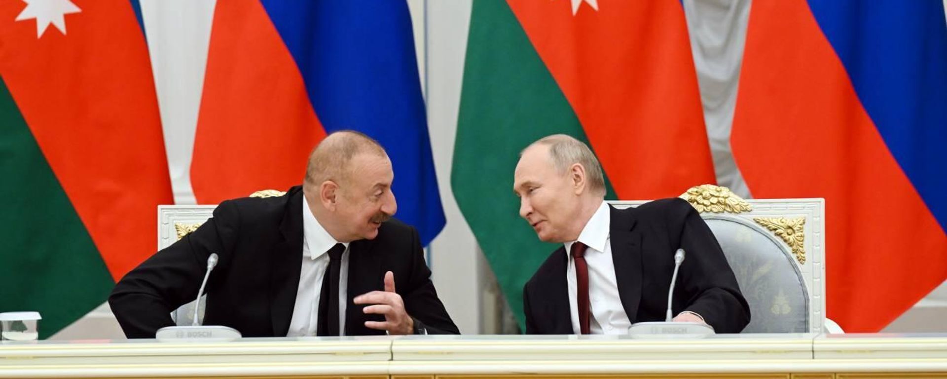 Президент РФ Владимир Путин на совместной встрече с президентом Азербайджана Ильхамом Алиевым с ветеранами-строителями БАМа - Sputnik Азербайджан, 1920, 23.04.2024