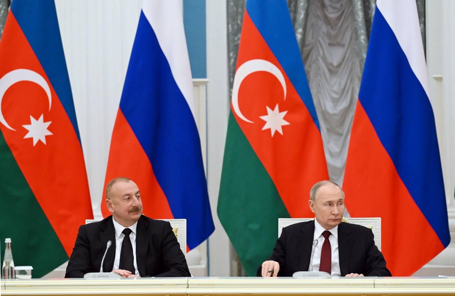 Президент РФ Владимир Путин на совместной встрече с президентом Азербайджана Ильхамом Алиевым с ветеранами-строителями БАМа - Sputnik Азербайджан, 1920, 22.04.2024