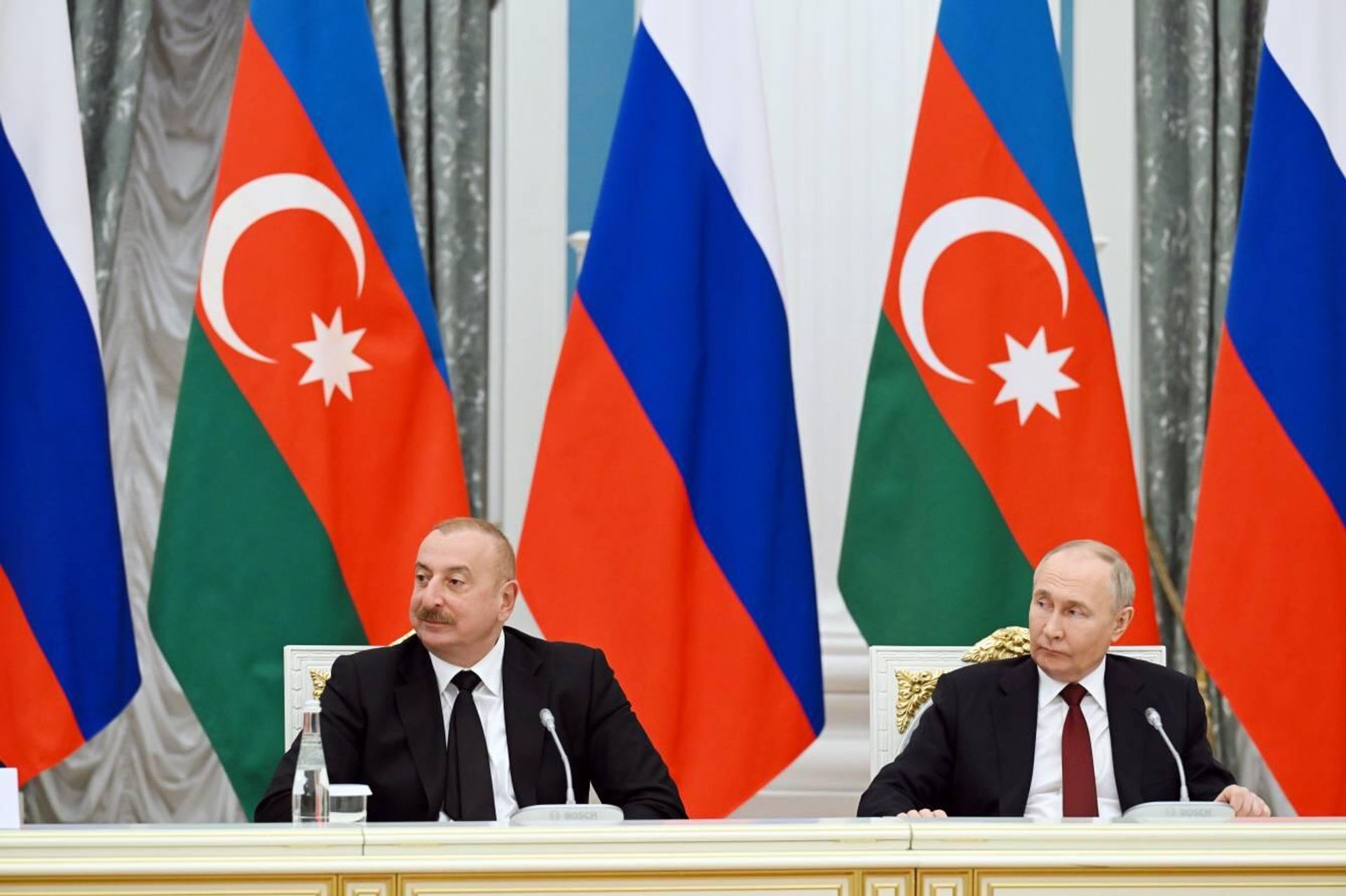 Президент РФ Владимир Путин на совместной встрече с президентом Азербайджана Ильхамом Алиевым с ветеранами-строителями БАМа - Sputnik Азербайджан, 1920, 22.04.2024