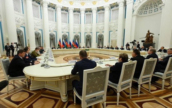Президент РФ Владимир Путин и президент Азербайджана Ильхам Алиев (слева) на встрече с ветеранами и работниками железнодорожной отрасли по случаю 50-летия с начала строительства Байкало-Амурской магистрали (БАМ) - Sputnik Азербайджан