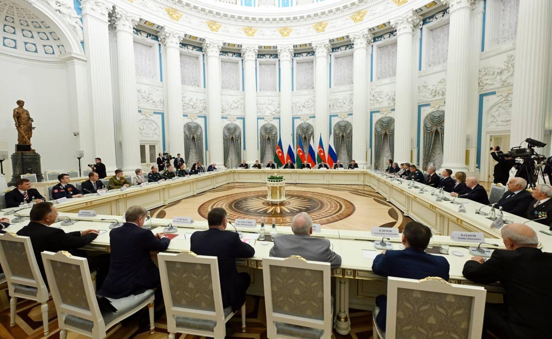 Президент РФ Владимир Путин на совместной встрече с президентом Азербайджана Ильхамом Алиевым с ветеранами-строителями БАМа - Sputnik Азербайджан, 1920, 22.04.2024