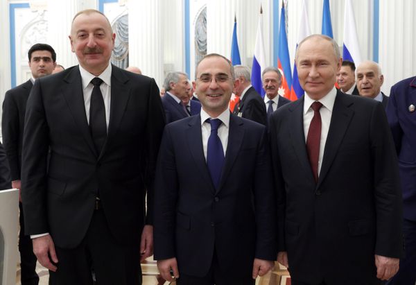 Президент РФ Владимир Путин и президент Азербайджана Ильхам Алиев (слева) фотографируются с с ветеранами и работниками железнодорожной отрасли после встречи по случаю 50-летия с начала строительства Байкало-Амурской магистрали (БАМ). - Sputnik Азербайджан
