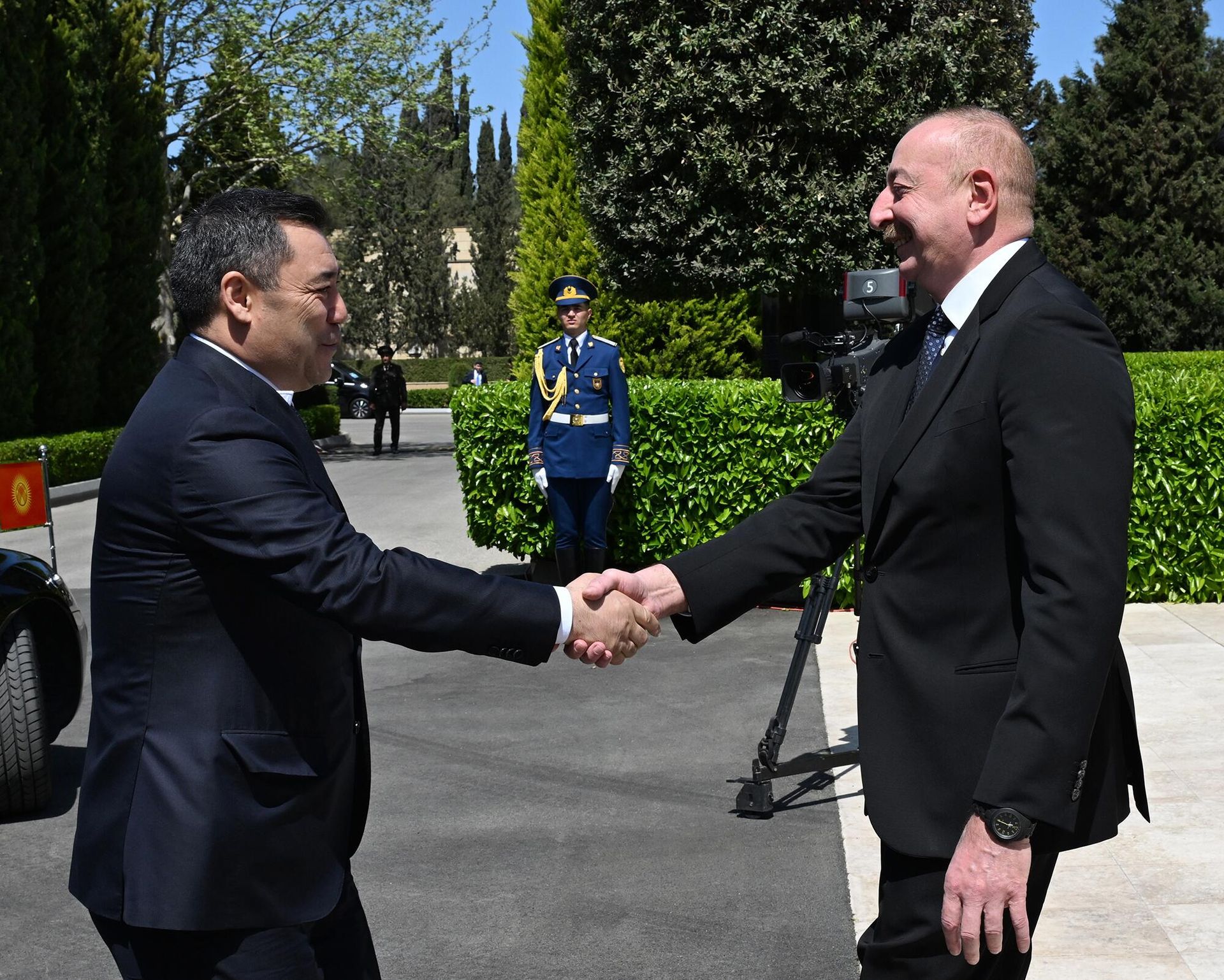 Qırğızıstan Prezidenti Sadır Japarovun rəsmi qarşılanma mərasimi olub - Sputnik Азербайджан, 1920, 24.04.2024