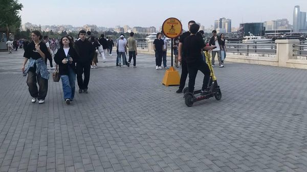 Молодые люди на самокатах в бакинском бульваре - Sputnik Азербайджан