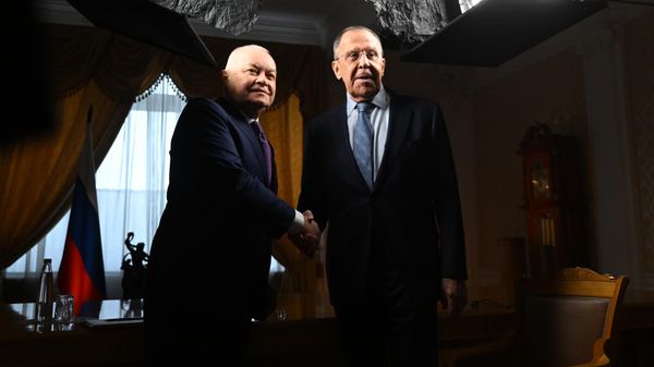 Министр иностранных дел РФ Сергей Лавров (справа) и генеральный директор медиагруппы Россия сегодня Дмитрий Киселев - Sputnik Азербайджан