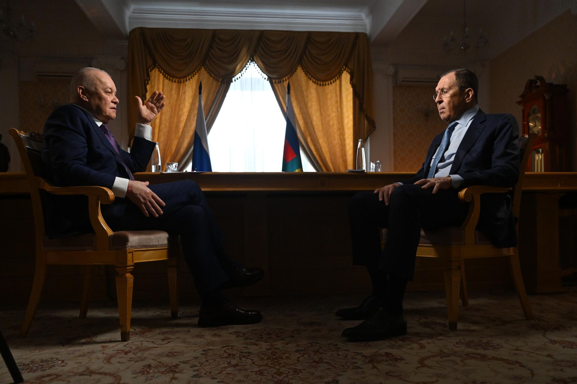Министр иностранных дел РФ Сергей Лавров (справа) во время интервью генеральному директору медиагруппы Россия сегодня Дмитрию Киселеву - Sputnik Азербайджан, 1920, 26.04.2024