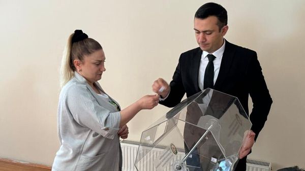 Госкомитет по делам беженцев и вынужденных переселенцев провел жеребьевку среди семей, которые будут переселены в село Сус Лачинского района - Sputnik Азербайджан