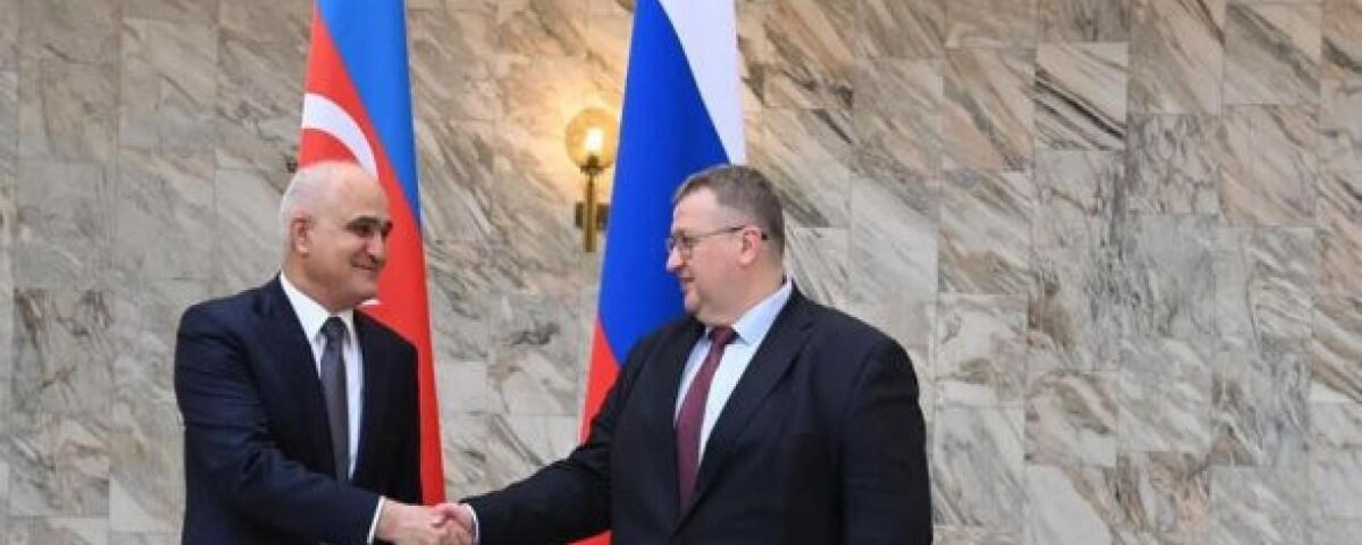 Вице-премьер России Алексей Оверчук и заместитель премьер-министра Азербайджана Шахин Мустафаев - Sputnik Азербайджан, 1920, 17.09.2024