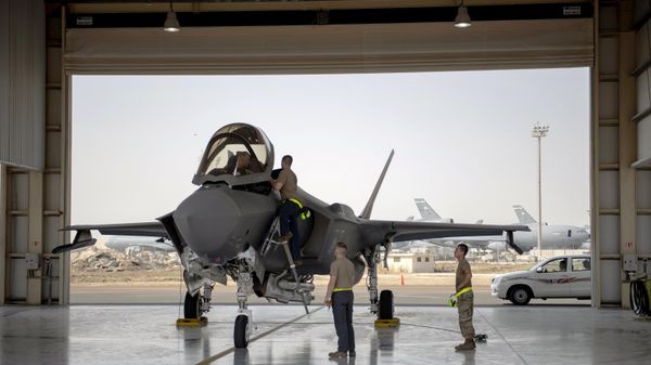 пилот и экипаж истребителя F-35 готовятся к вылету на авиабазе Аль-Дафра в Объединенных Арабских Эмиратах - Sputnik Азербайджан