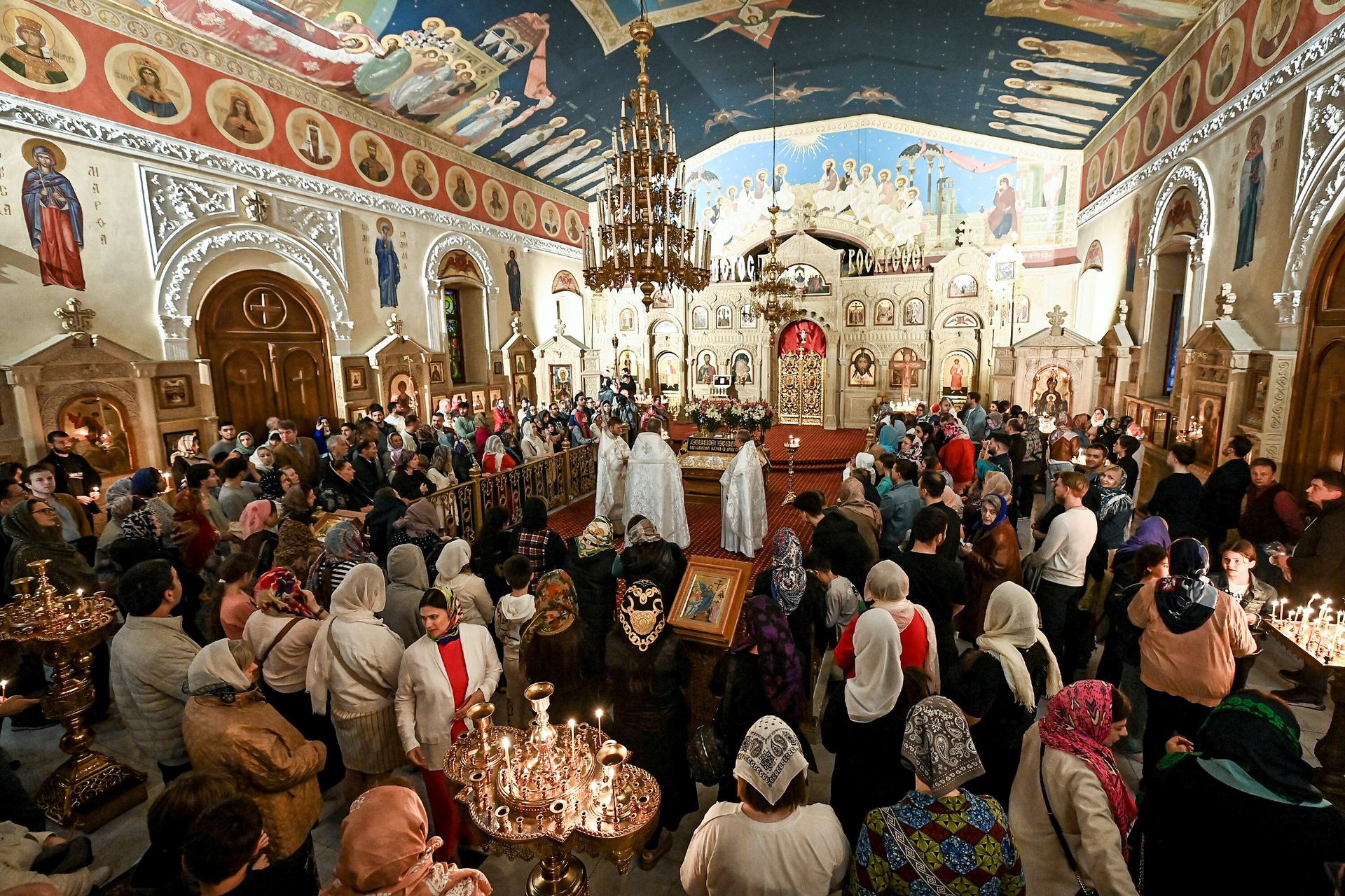 Пасхальное богослужение в Кафедральном соборе св. Жен-Мироносиц в Баку  - Sputnik Азербайджан, 1920, 05.05.2024