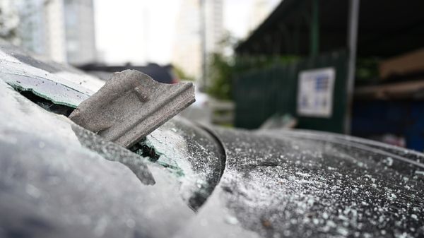 Автомобиль, поврежденный в результате падения беспилотного летательного аппарата  - Sputnik Азербайджан