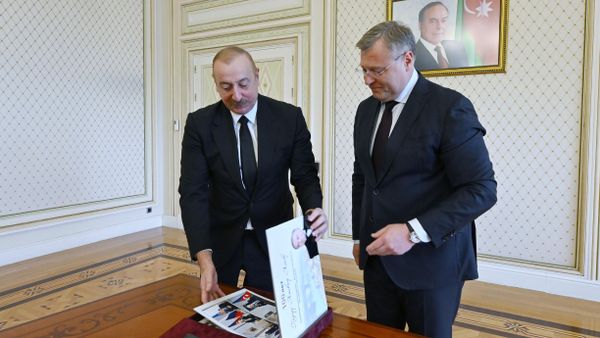  Президент Азербайджана Ильхам Алиев принял губернатора Астраханской области России Игоря Бабушкина - Sputnik Азербайджан