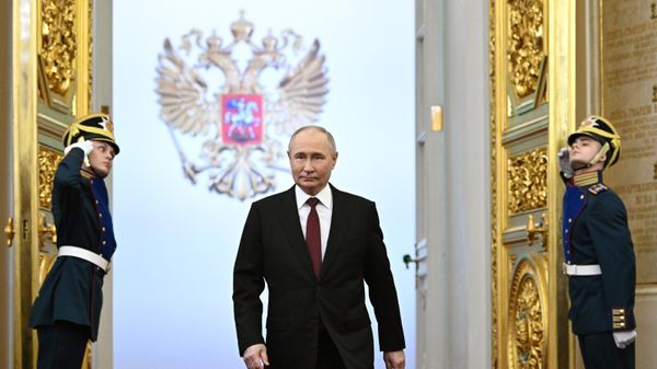 Избранный президент РФ Владимир Путин перед началом церемонии инаугурации в Кремле - Sputnik Азербайджан