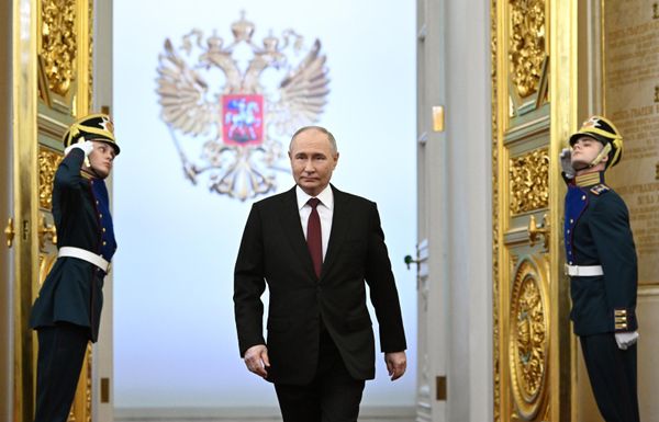 Избранный президент РФ Владимир Путин перед началом церемонии инаугурации в Кремле - Sputnik Азербайджан