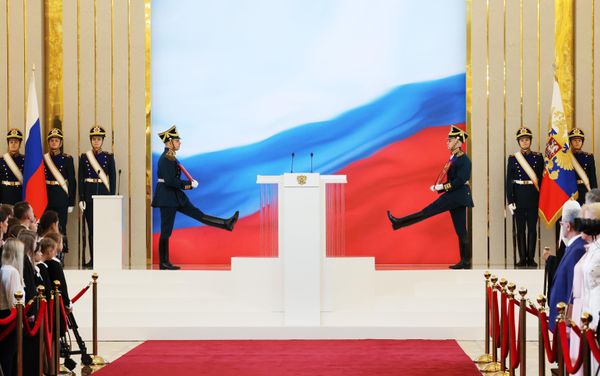 Солдаты Президентского полка вносят специальный экземпляр Конституции и знак президента на церемонию инаугурации президента РФ Владимира Путина в Кремле - Sputnik Азербайджан
