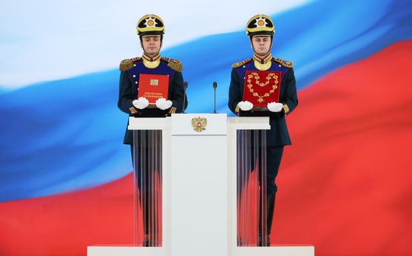 Солдаты Президентского полка внесли специальный экземпляр Конституции и знак президента на церемонию инаугурации президента РФ Владимира Путина в Кремле - Sputnik Азербайджан