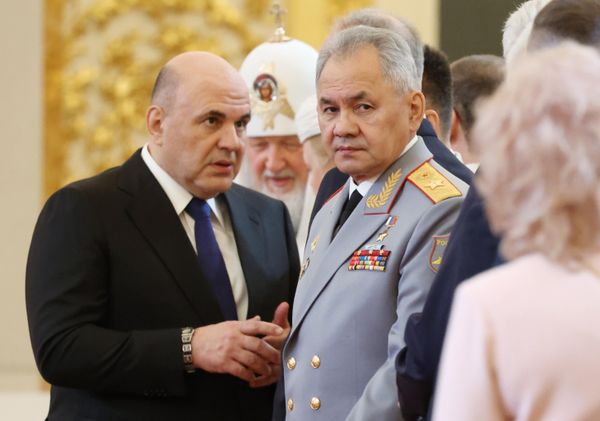 Председатель правительства РФ Михаил Мишустин  и министр обороны РФ Сергей Шойгу перед церемонией инаугурации президента РФ Владимира Путина в Кремле - Sputnik Азербайджан