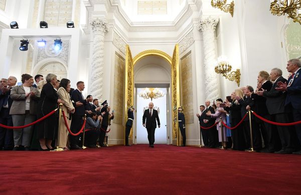 Избранный президент РФ Владимир Путин перед началом церемонии инаугурации в Кремле - Sputnik Азербайджан