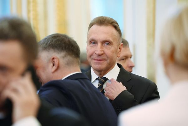  Председатель государственной корпорации развития ВЭБ.РФ Игорь Шувалов перед церемонией инаугурации президента РФ Владимира Путина в Кремле - Sputnik Азербайджан