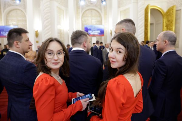Гости перед церемонией инаугурации президента РФ Владимира Путина в Кремле - Sputnik Азербайджан