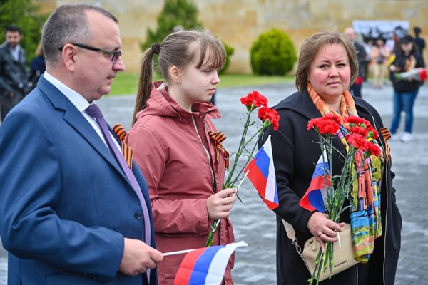 Представители общественности, ветераны и дипломаты посетили мемориальный комплекс "Братские могилы" в Баку. - Sputnik Азербайджан
