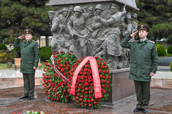 Представители общественности, ветераны и дипломаты посетили мемориальный комплекс "Братские могилы" в Баку. - Sputnik Азербайджан