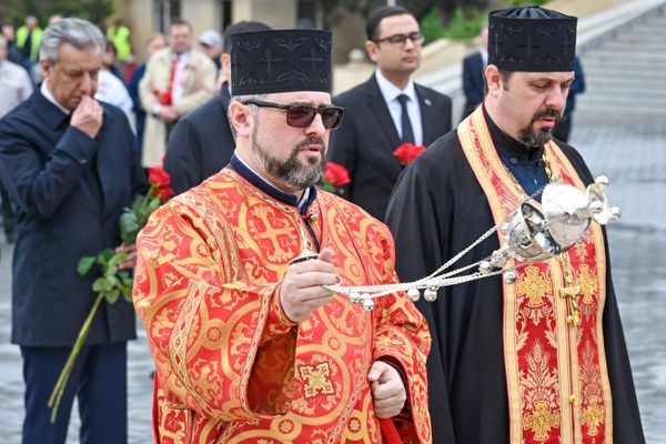 Представители общественности, ветераны и дипломаты посетили мемориальный комплекс "Братские могилы" в Баку. - Sputnik Азербайджан