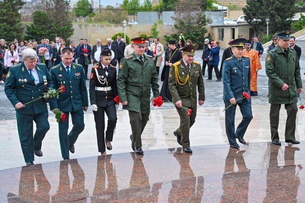 Представители общественности, ветераны и дипломаты посетили мемориальный комплекс "Братские могилы" в Баку. - Sputnik Азербайджан