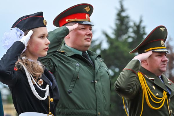 Представители общественности, ветераны и дипломаты посетили мемориальный комплекс "Братские могилы" в Баку. - Sputnik Азербайджан