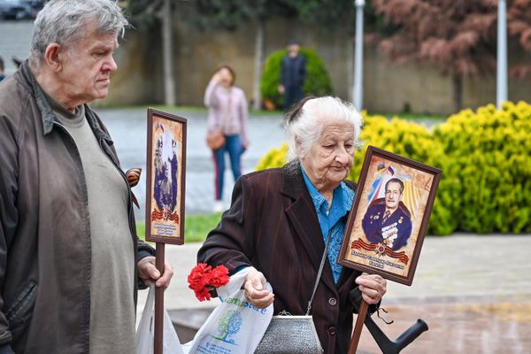Представители общественности, ветераны и дипломаты посетили мемориальный комплекс "Братские могилы" в Баку. - Sputnik Азербайджан