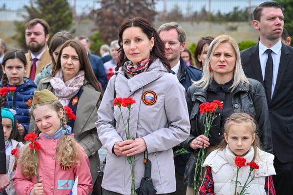 Представители общественности, ветераны и дипломаты посетили мемориальный комплекс "Братские могилы" в Баку. - Sputnik Азербайджан