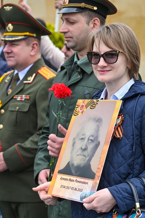 Представители общественности, ветераны и дипломаты посетили мемориальный комплекс "Братские могилы" в Баку. - Sputnik Азербайджан