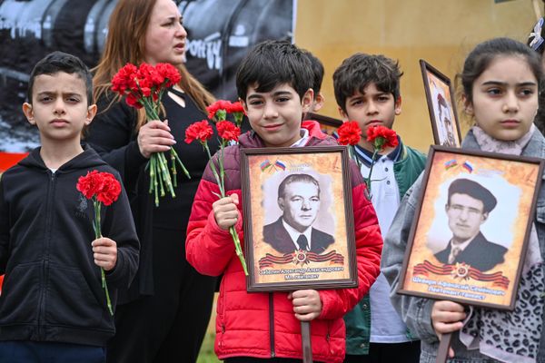 Представители общественности, ветераны и дипломаты посетили мемориальный комплекс "Братские могилы" в Баку. - Sputnik Азербайджан