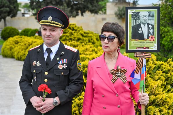 Представители общественности, ветераны и дипломаты посетили мемориальный комплекс "Братские могилы" в Баку. - Sputnik Азербайджан