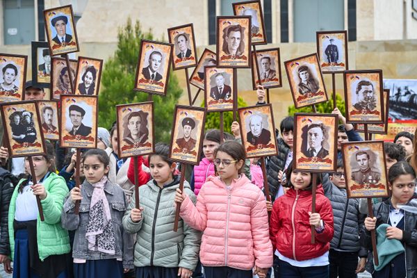 Представители общественности, ветераны и дипломаты посетили мемориальный комплекс "Братские могилы" в Баку. - Sputnik Азербайджан