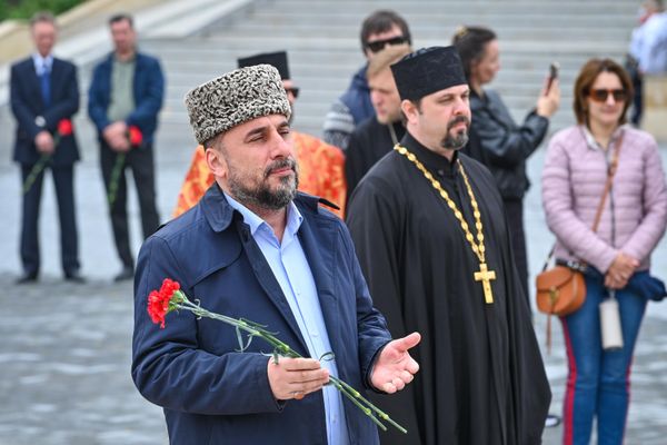 Представители общественности, ветераны и дипломаты посетили мемориальный комплекс "Братские могилы" в Баку. - Sputnik Азербайджан