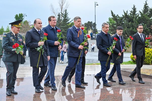 Представители общественности, ветераны и дипломаты посетили мемориальный комплекс "Братские могилы" в Баку. - Sputnik Азербайджан
