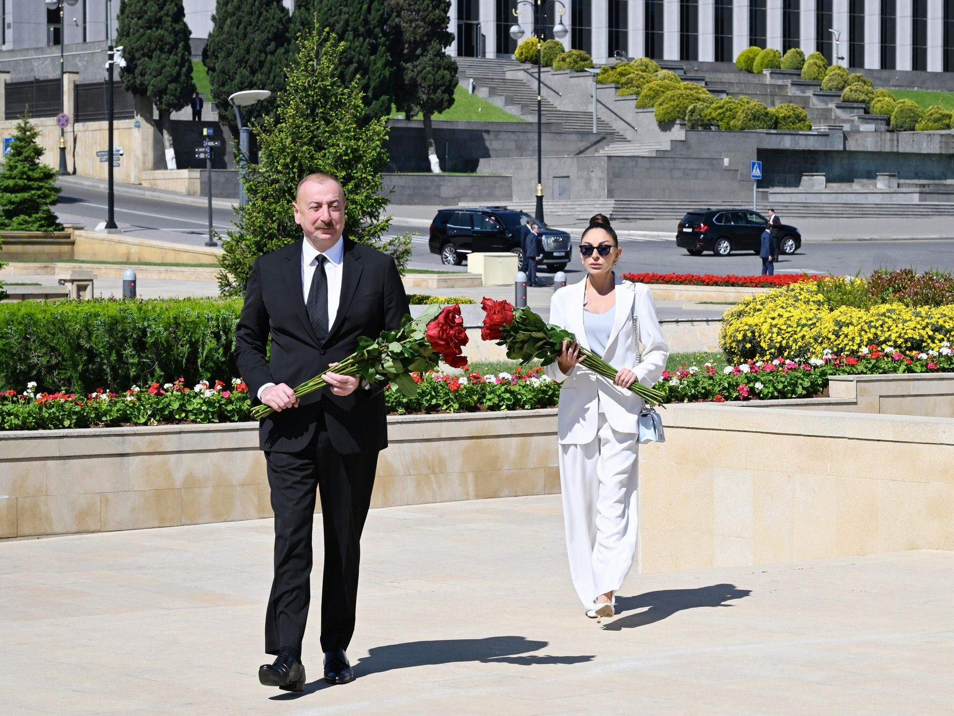 Prezident İlham Əliyev və birinci xanım Mehriban Əliyeva faşizm üzərində Qələbə uğrunda həlak olan Azərbaycan övladlarının xatirəsini ehtiramla anıblar - Sputnik Азербайджан, 1920, 09.05.2024