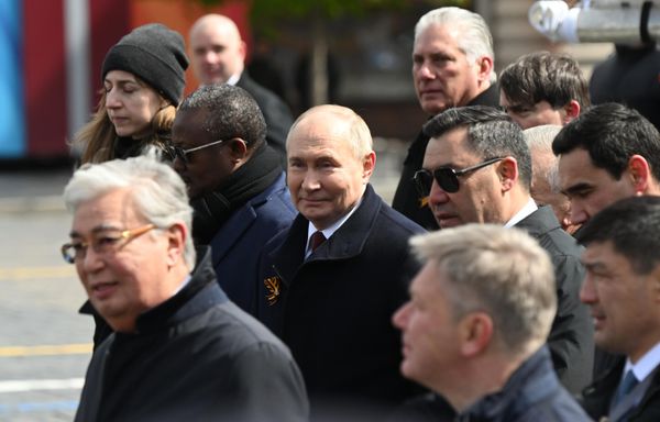 Президент РФ Владимир Путин и главы иностранных государств на Красной площади в Москве после военного парада, посвященного 79-й годовщине Победы в Великой Отечественной войне. - Sputnik Азербайджан